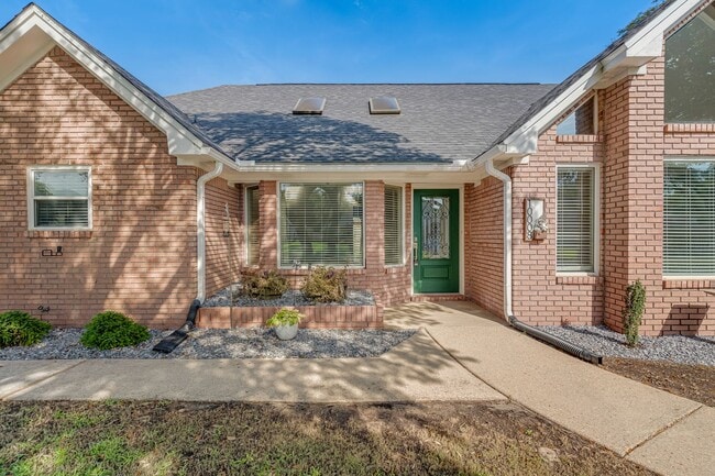 Building Photo - Welcome home to Navarre
