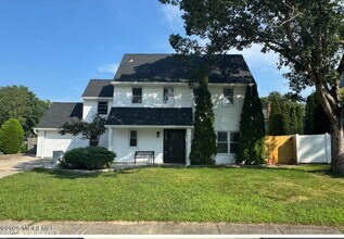 Building Photo - 1 Maplewood Ct