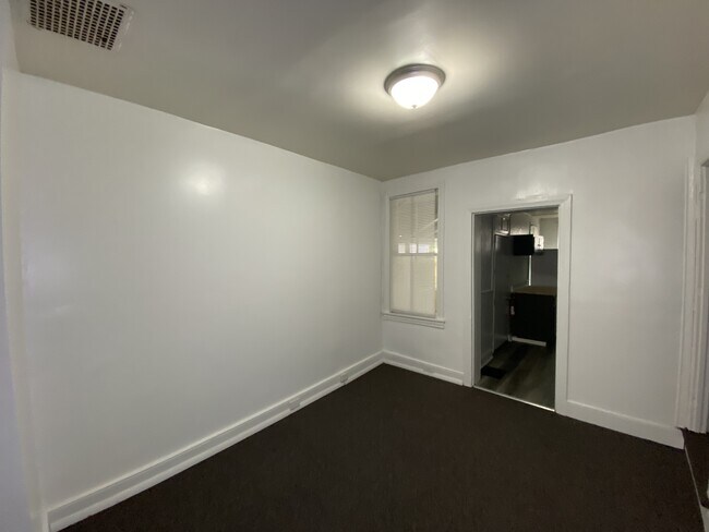 Foto del edificio - 320 N Newberry St