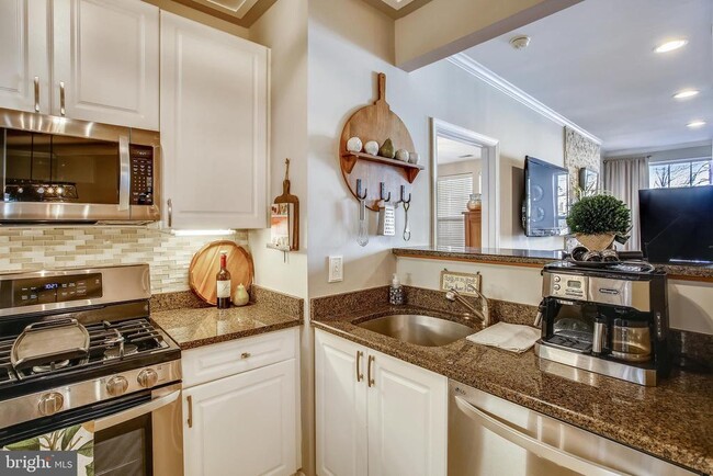 Building Photo - 4951 Brenman Park Dr