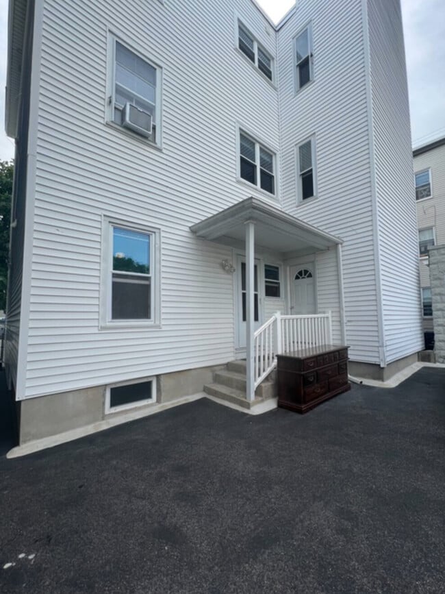 Building Photo - 54 Webster Ave