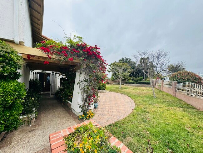 Foto del edificio - 1641 Loma Ln