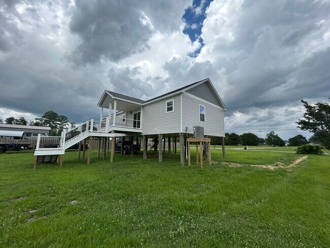 Lado de la casa - 54 Bay Lake Dr