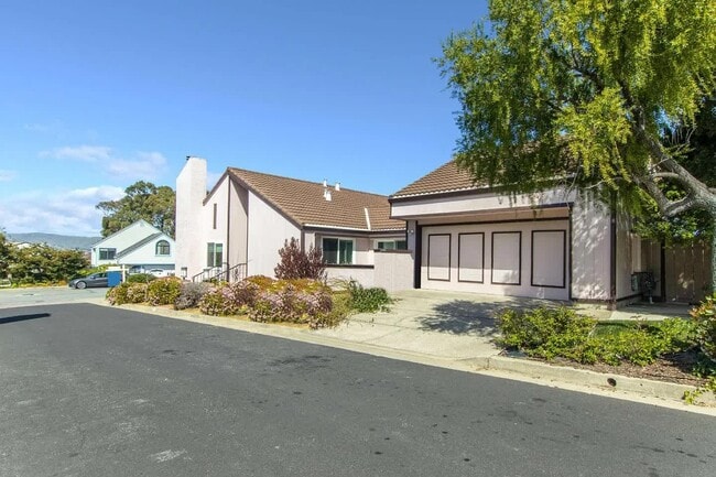 Building Photo - 321 Green Hills Dr