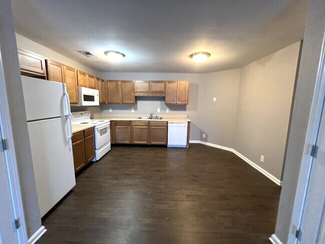 Building Photo - 9103 Pembroke Oak Grove Rd