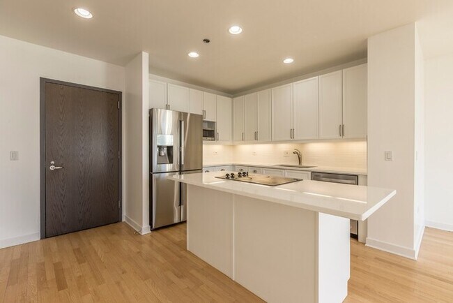 Foto del edificio - Stunning two bedroom, two bathroom high-ri...