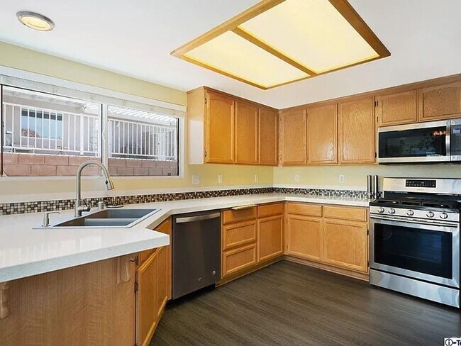 Foto del edificio - 8523 Barberry Ave