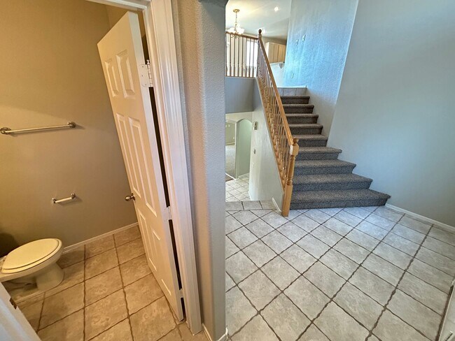 Foto del edificio - Spacious 3Bed/3Bath Two Story Home Located...