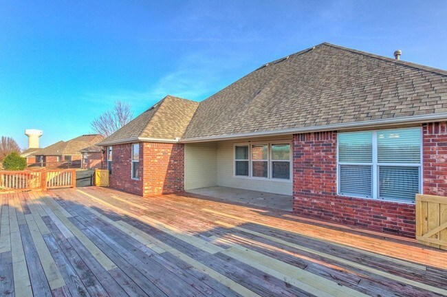 Building Photo - OVERLOOKS POND IN OWASSO