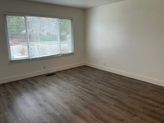 Foto del edificio - Beautiful Updated 4 Bedroom 2 Bath Home in...