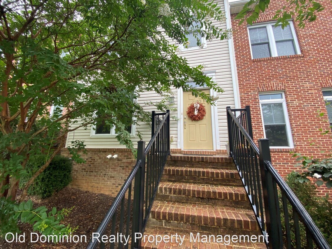 3 br, 2.5 bath House 2193 Deyerle Ave House Rental in Harrisonburg