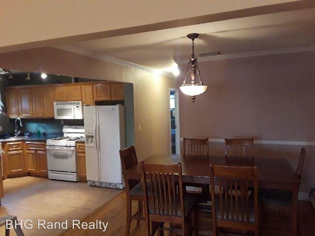 Building Photo - 1210 Mayflower Ave