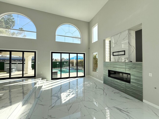 Foto del edificio - 5/BD 3/BA Modern Luxury Living with Pool, ...