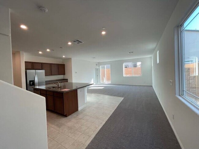 Foto del edificio - 6077 Castle Gardens Ave