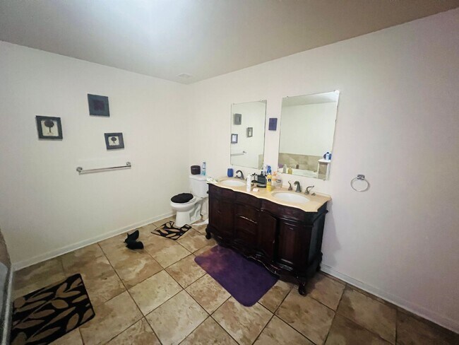 Foto del edificio - Beautiful & Spacious 4bdrm/2bth Brick Ranc...