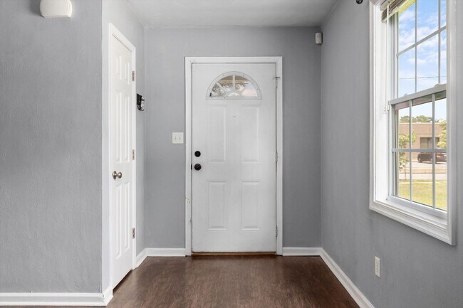 Foto del edificio - Stylish 3BR/2BA Single-Level Living in Nor...