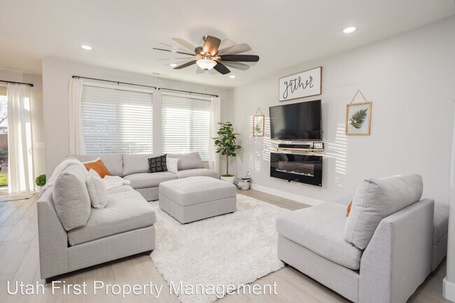 Foto del edificio - 5 br, 3.5 bath House - 425 N Puerta Drive