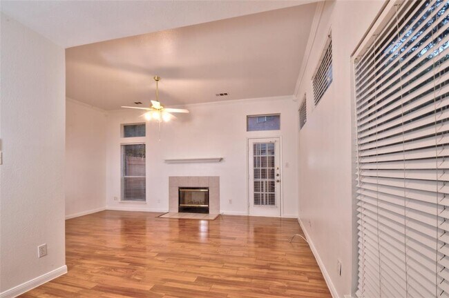 Foto del edificio - 3922 Brandon Park Dr