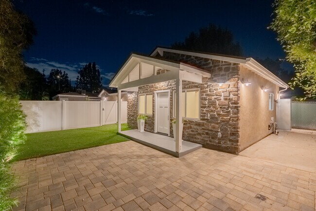 Frente de la casa - 14902 Hesby St