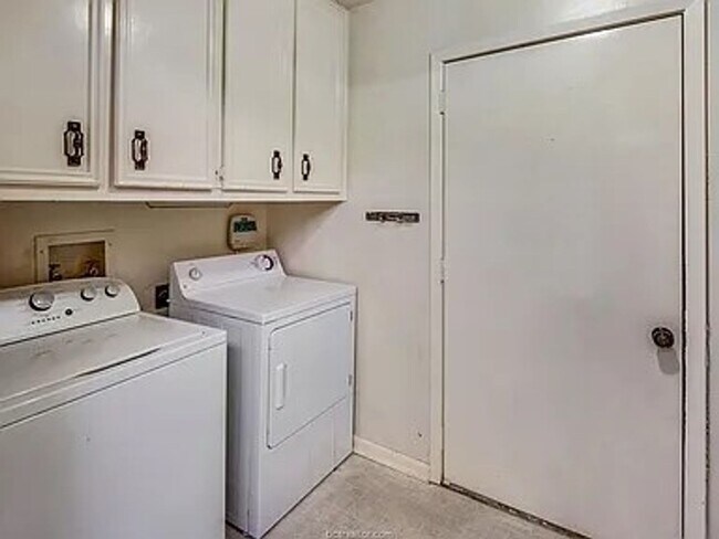 Foto del edificio - Bryan - 5 bedrooms / 3 bath / Carport / Fe...