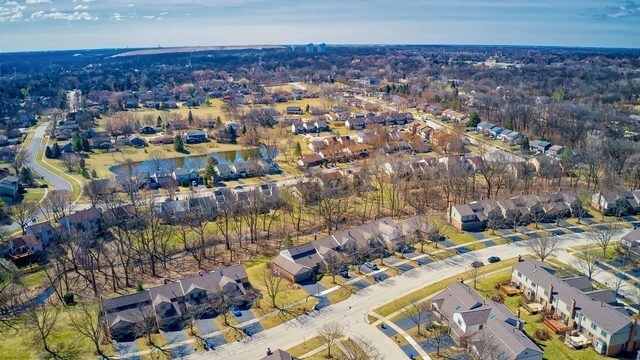 Building Photo - 23W439 Green Trails Dr