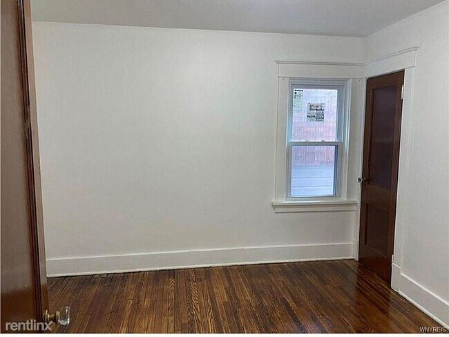 Building Photo - 4 br, 1 bath House - 30 Bell Rd