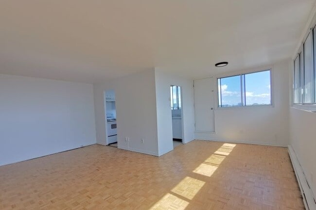 Building Photo - 5505 Boul Cavendish