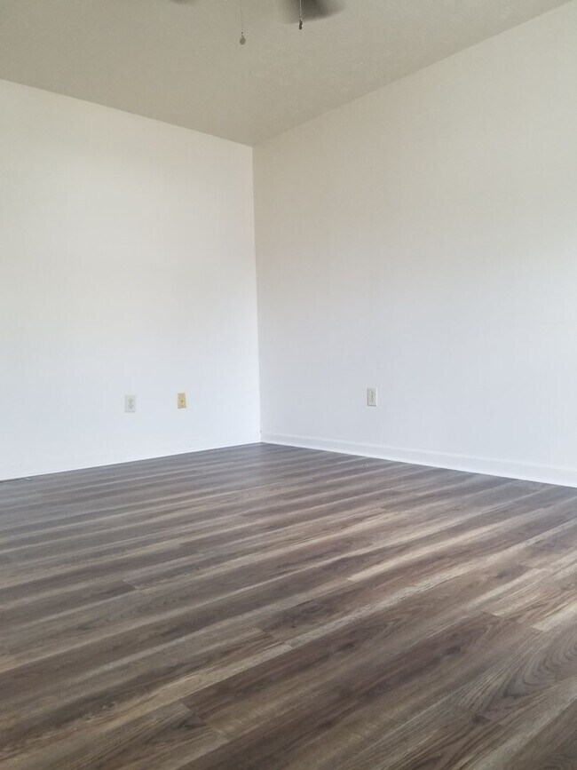 Building Photo - Space & Convenience! 2 Bdrm/2 Bath