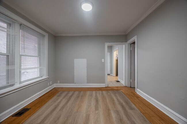 Building Photo - 6304 N Oakley Ave