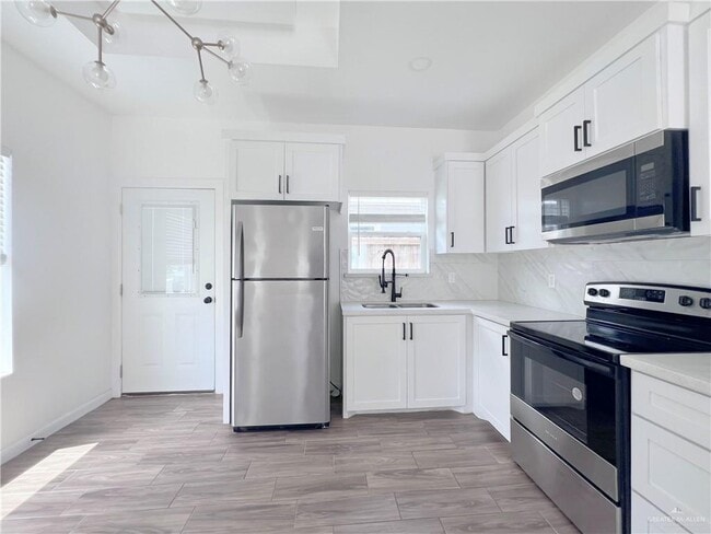 Building Photo - 19 W Woodson Dr
