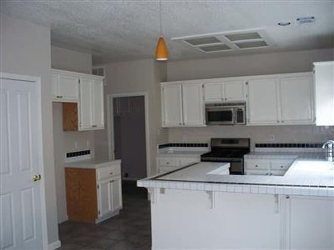 Building Photo - 4 Bedrooms in Olympus Point