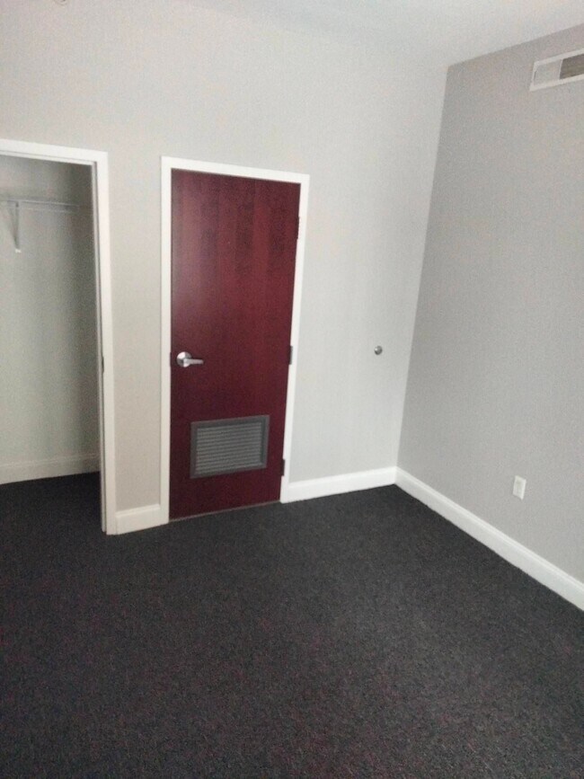 Building Photo - 210 Farmington Ave