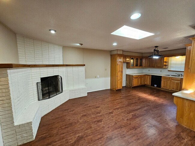 Building Photo - (3) Bed/(2) Bath Walking Distance to Cleve...