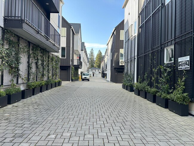 Foto del edificio - Bitter Lake 3 Bed/3.5 Townhouse with Everything