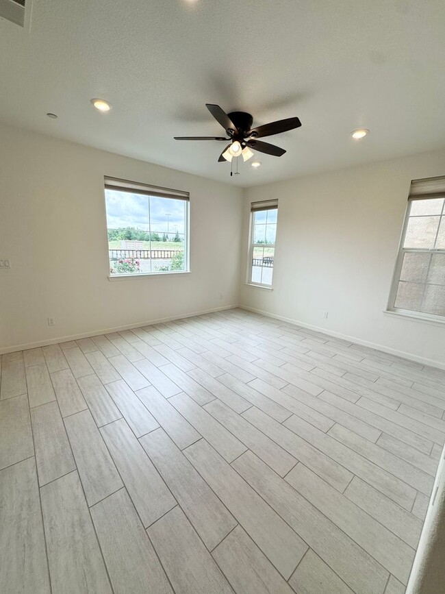 Foto del edificio - 3 Bed / 2.5 Bath Solar Home with Patio – Roseville – Available Now SEE VIDEO