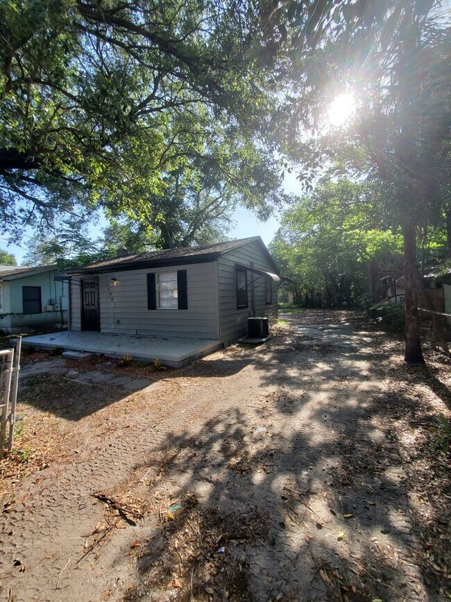 Foto del edificio - Cute & Cozy 2 Bedroom Cottage in Tampa $1550 Move in July 1 2026