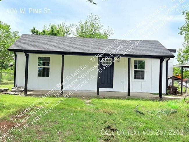Building Photo - 404 W Pine St