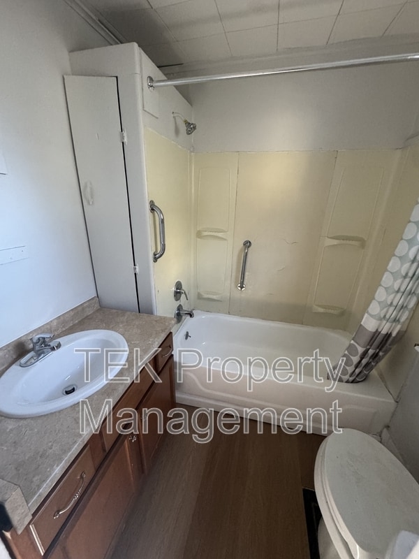 Foto del edificio - 210 Dewey Ave