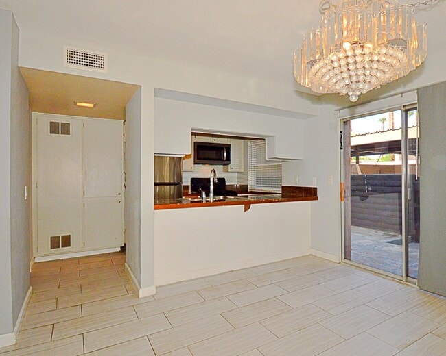 Building Photo - 2230 N Indian Canyon Dr