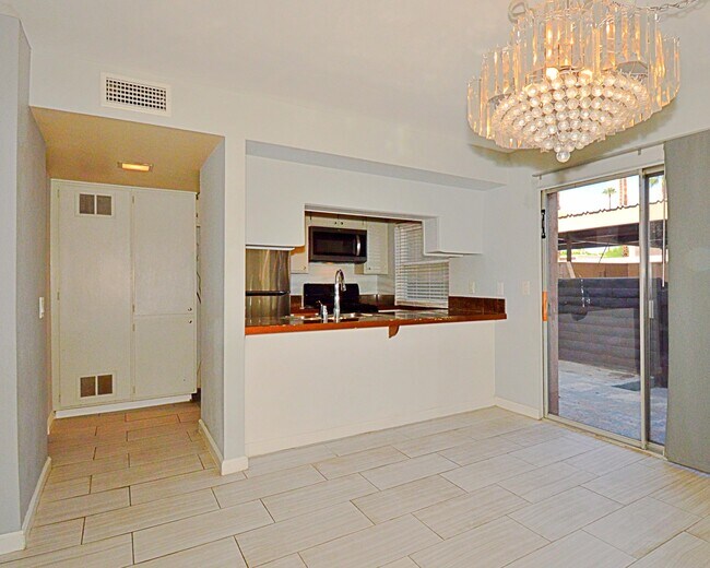 Foto del edificio - 2230 N Indian Canyon Dr