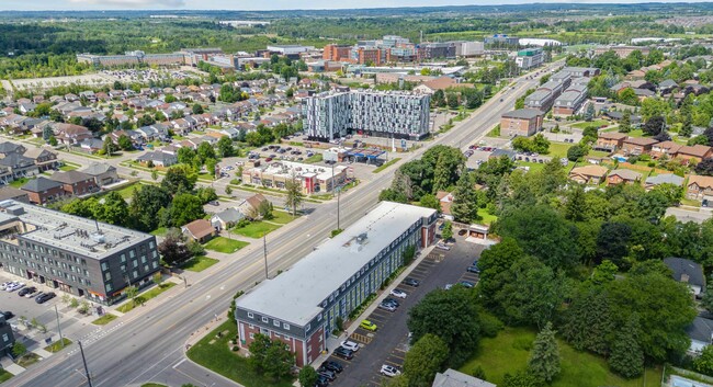 Fonderie 1805 en bas de la rue du Durham College &amp; Ontario Tech. Université - Foundry 1805