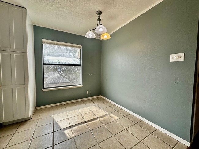 Building Photo - Spacious 3/2 With Office