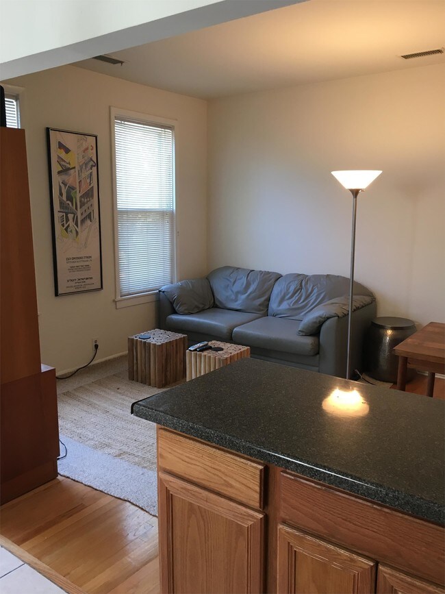 Foto del edificio - 3226 N Kenmore Ave