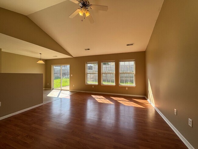 Foto del edificio - Home in Pioneer Ridge – Pet Friendly & Min...