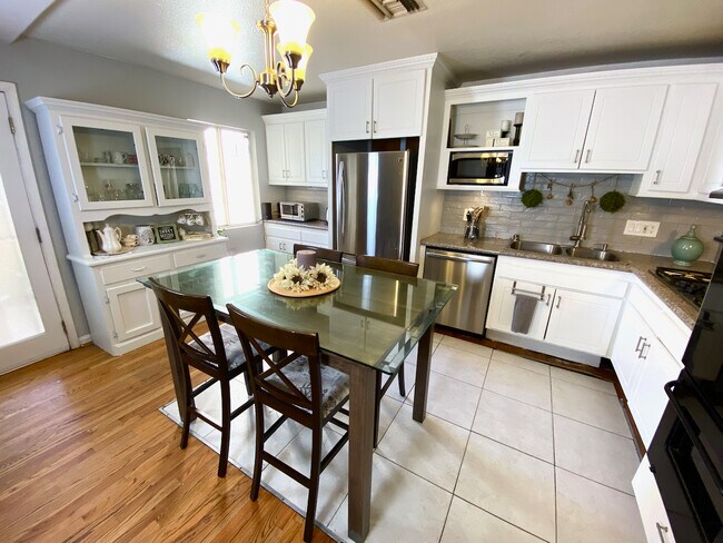 Foto del edificio - 7135 Geyser Ave