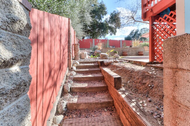 Building Photo - 1590 Elizabeth St