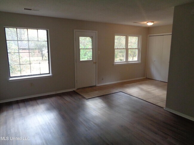Foto del edificio - 5163 Haynes Dr