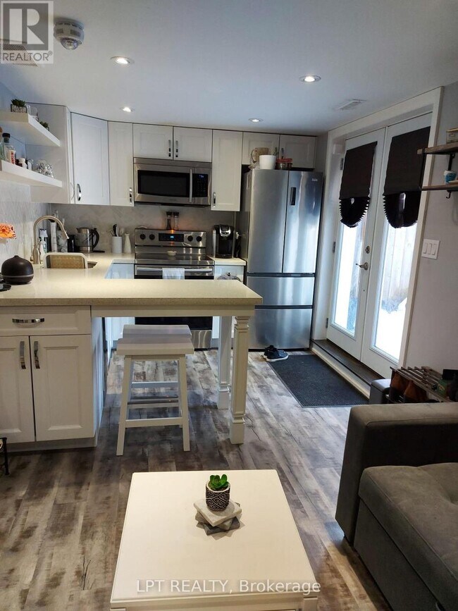 Building Photo - LOWER - 70-A CHAUCER CRESCENT