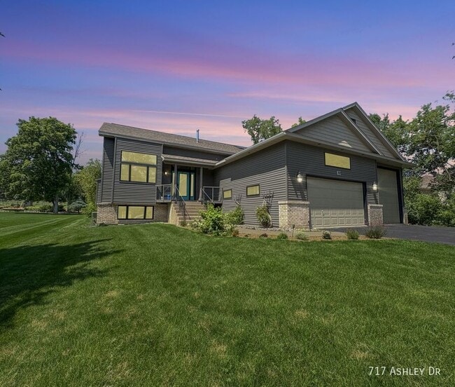 Building Photo - 717 Ashley Dr