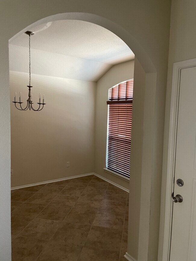 Comedor/Sala flexible - 4606 Lookout Mountain Ln